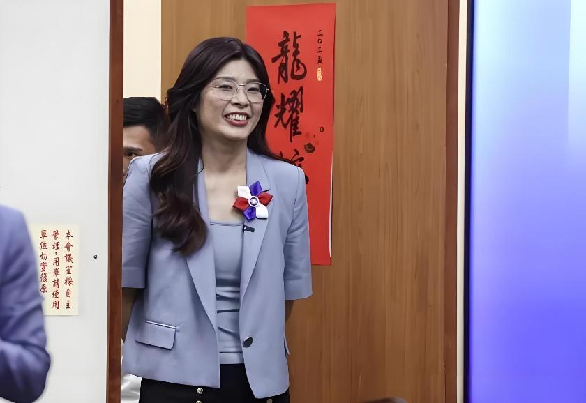 北京的“耐心”，正在被“两线夹击”所耗尽。第一条线，是民进党“掏空”台湾家底的“