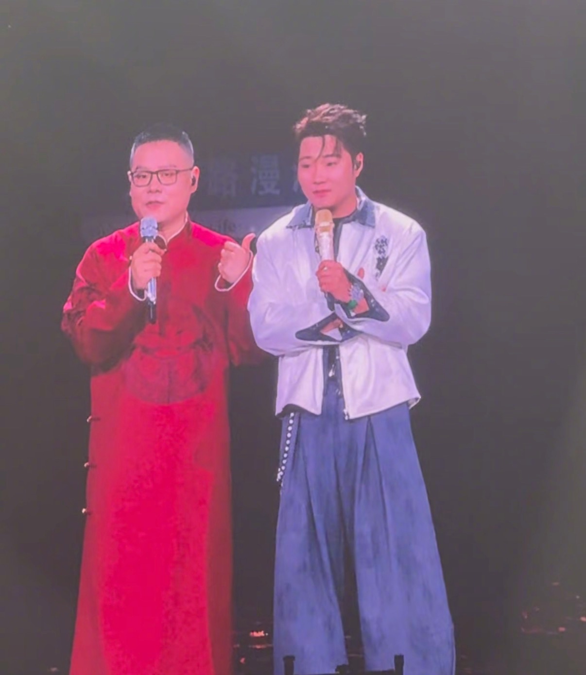 岳云鹏亲了白小白 谁能想到演唱会还能看这出？观众一起哄，岳云鹏直接“上嘴”，白小