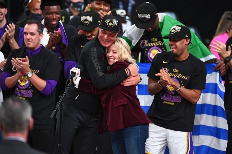 里奇·保罗再次在个人播客节目《Game Over》中谈及湖人老板珍妮·巴斯。里奇