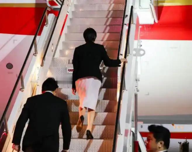终于吸取教训，回去的时候没敢再挥手。这一趟赴美，去的时候有多嚣张自信，回来的时候