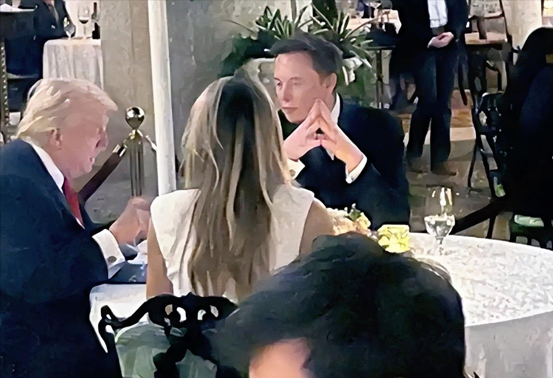 特朗普和马斯克这俩“老对头”居然凑一块吃大餐了，2026年1月刚过马斯克直接把两