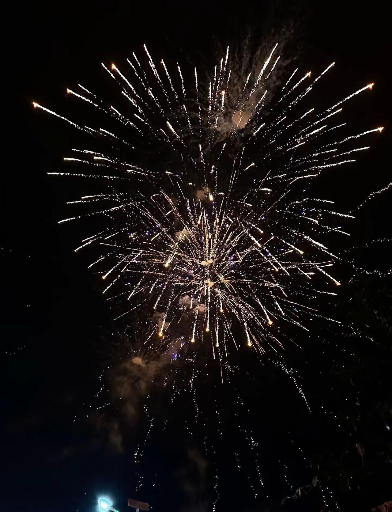 相亲认识的人，把娶你做前提，房车彩礼三金，件件有回应。自己谈的人把你的要求当负担