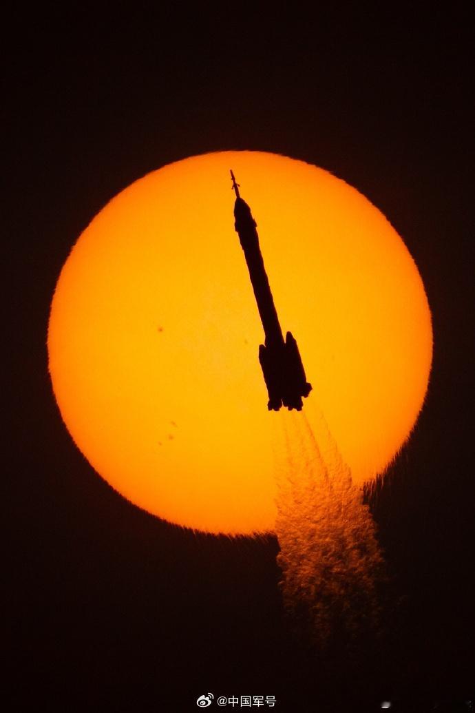 【】图一，神箭发射神舟22号，与太阳合影；图二，神箭发射神舟21号，与月亮合影。