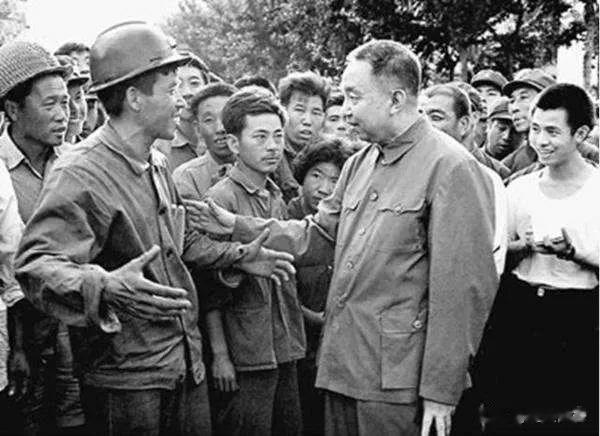 1976年8 月4 日 中共中央、国务院派出以华国锋总理为总团长的中央慰问团，赴