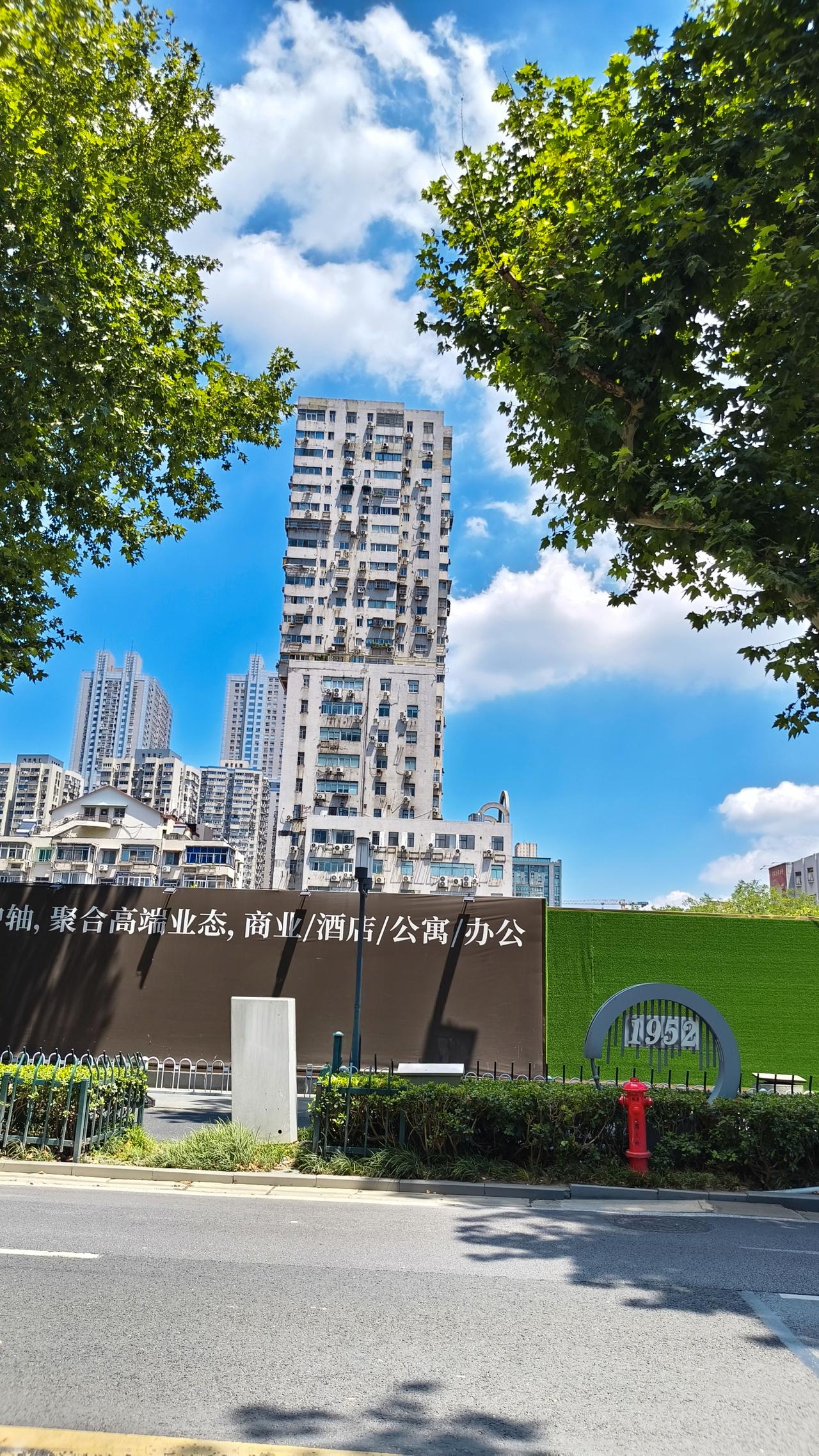 在南京新街口的核心位置，有一栋像垒积木一般搭建起来的大白楼，这栋九十年代建的大楼