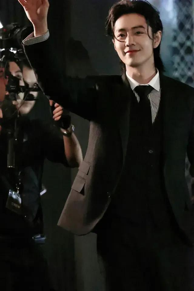 1.肖战出席了拉夫劳伦香氛盛典，长发狼尾造型星光闪耀。
2.鹅厂的《星光大赏》据