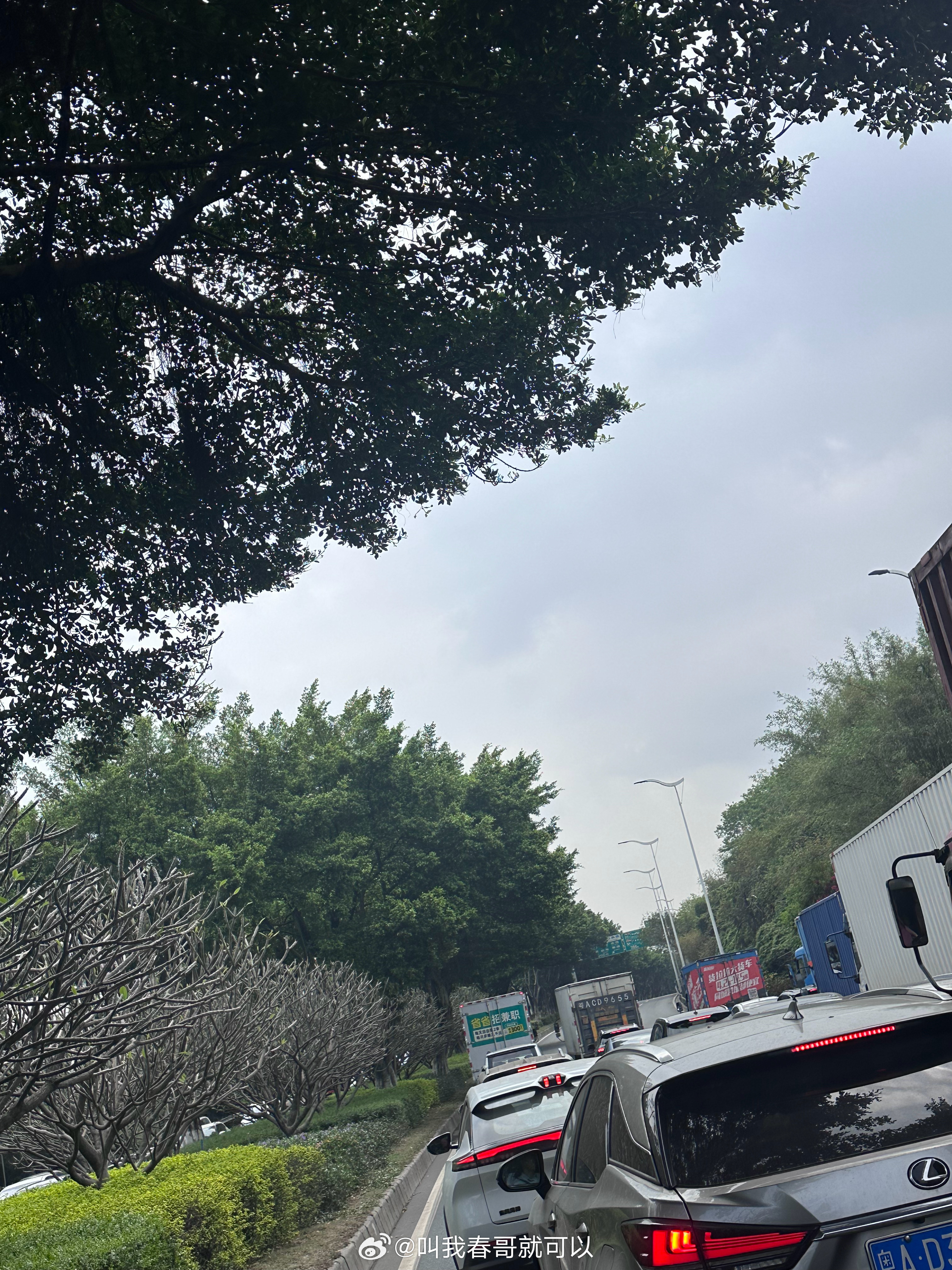 发生什么事了？广园快速路上看到一个交警拦停了三辆厢式货车，刚好并排停着，有5分钟