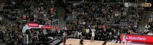 文班亚马不是来打中锋的，他是来改写规则的。
七尺四寸的身高，脚底像装了弹簧，投篮