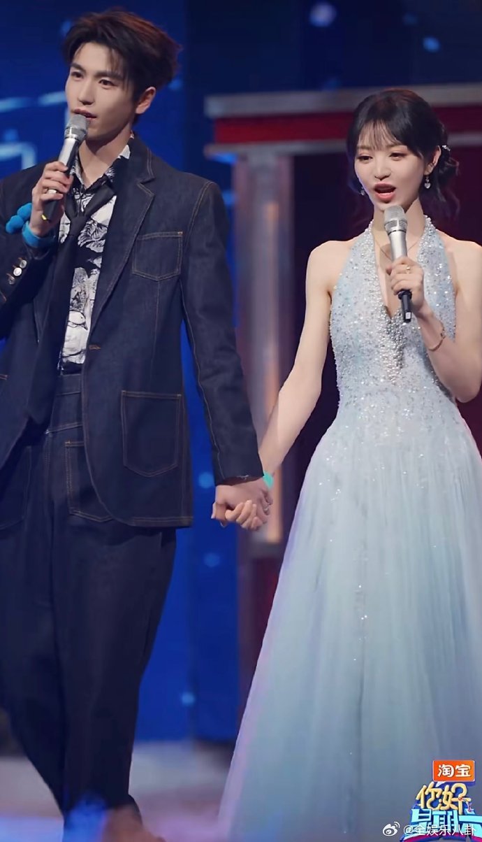 张凌赫田曦薇牵手合唱好甜你好星期六张凌赫和田曦薇牵手合唱也太甜了吧，画面氛围感直