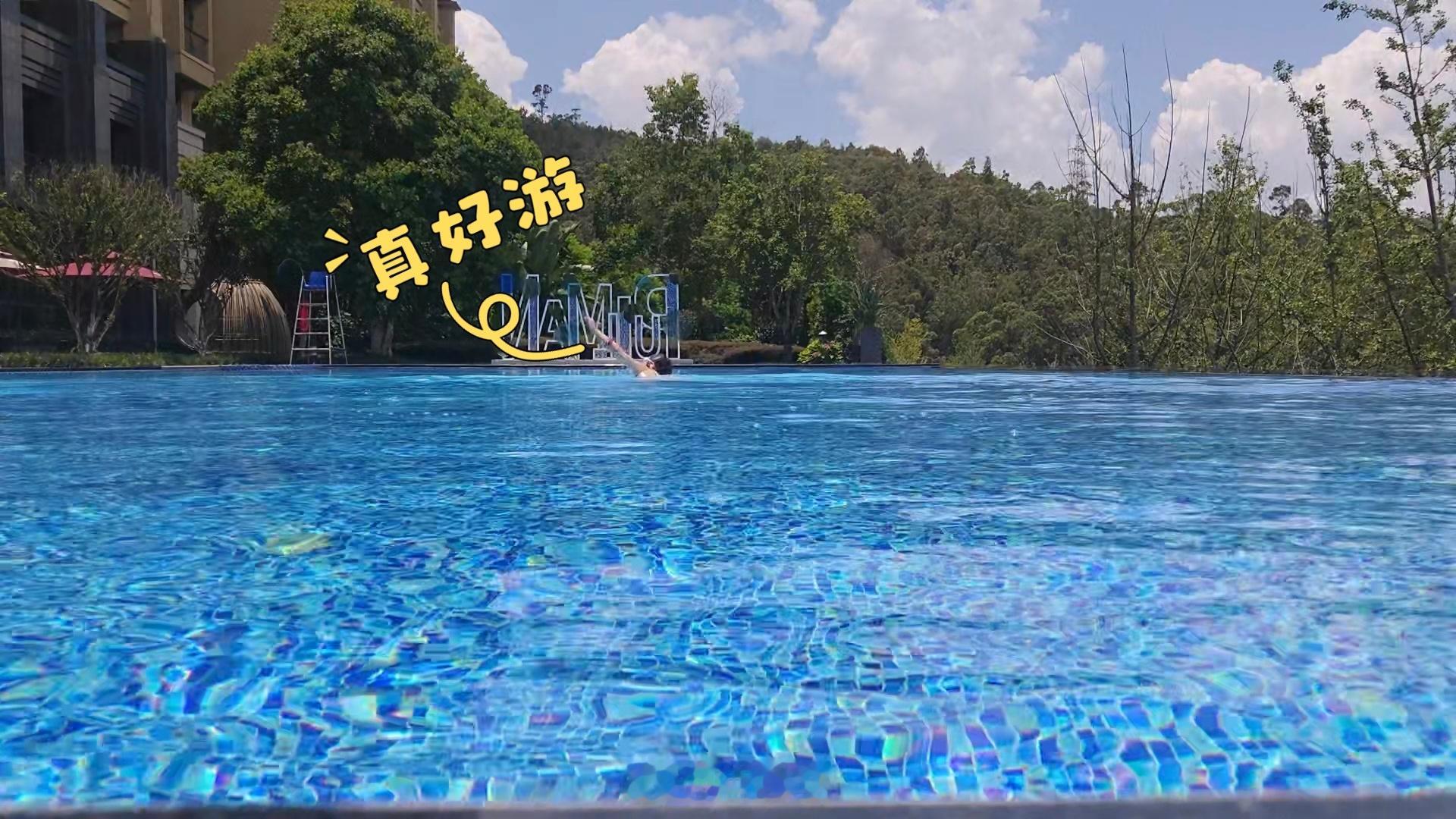 什么无边泳池我不知道我只知道人很强壮且肌肉很曼妙 （不过这个泳池距离很短，而且不