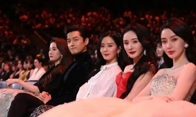 微博之夜现在85花基本都不同框了！以前微博之夜最出名的名场面就是85花同台走秀摆