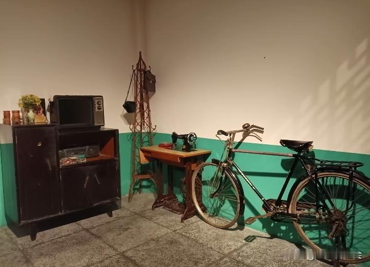 这是上世纪七八十年代结婚时非常流行的“三大件”
自行车、缝纫机、和手表。
而在这