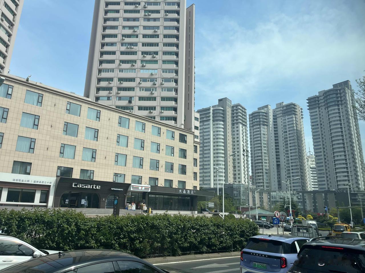 20年前，青岛比较火的高端商场之一，必须有巴黎春天！

山东路9号，停车的时候，