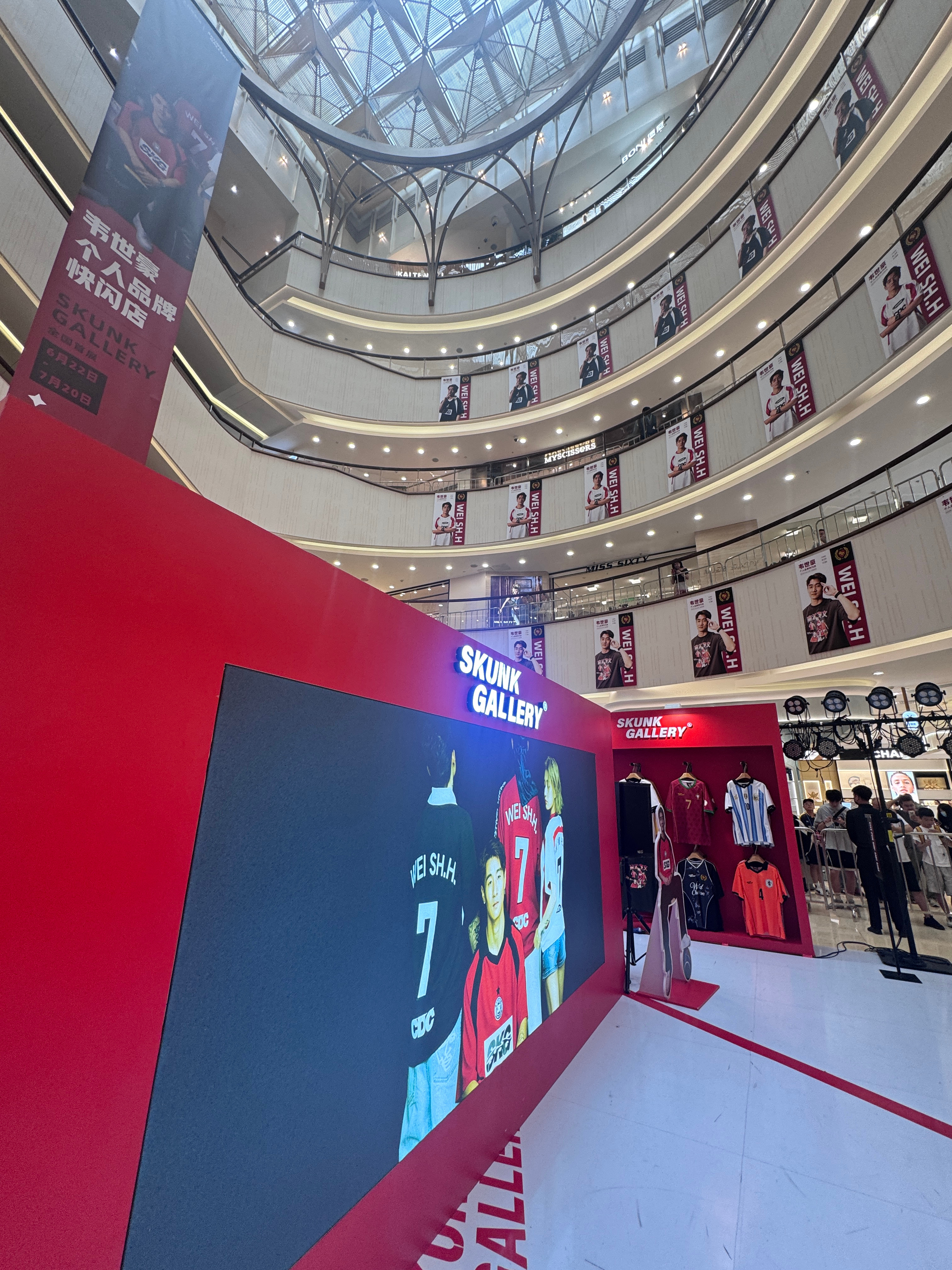 韦世豪个人品牌快闪店，足球小将队长空降！活动是在王府井百货（总府路店）时间15: