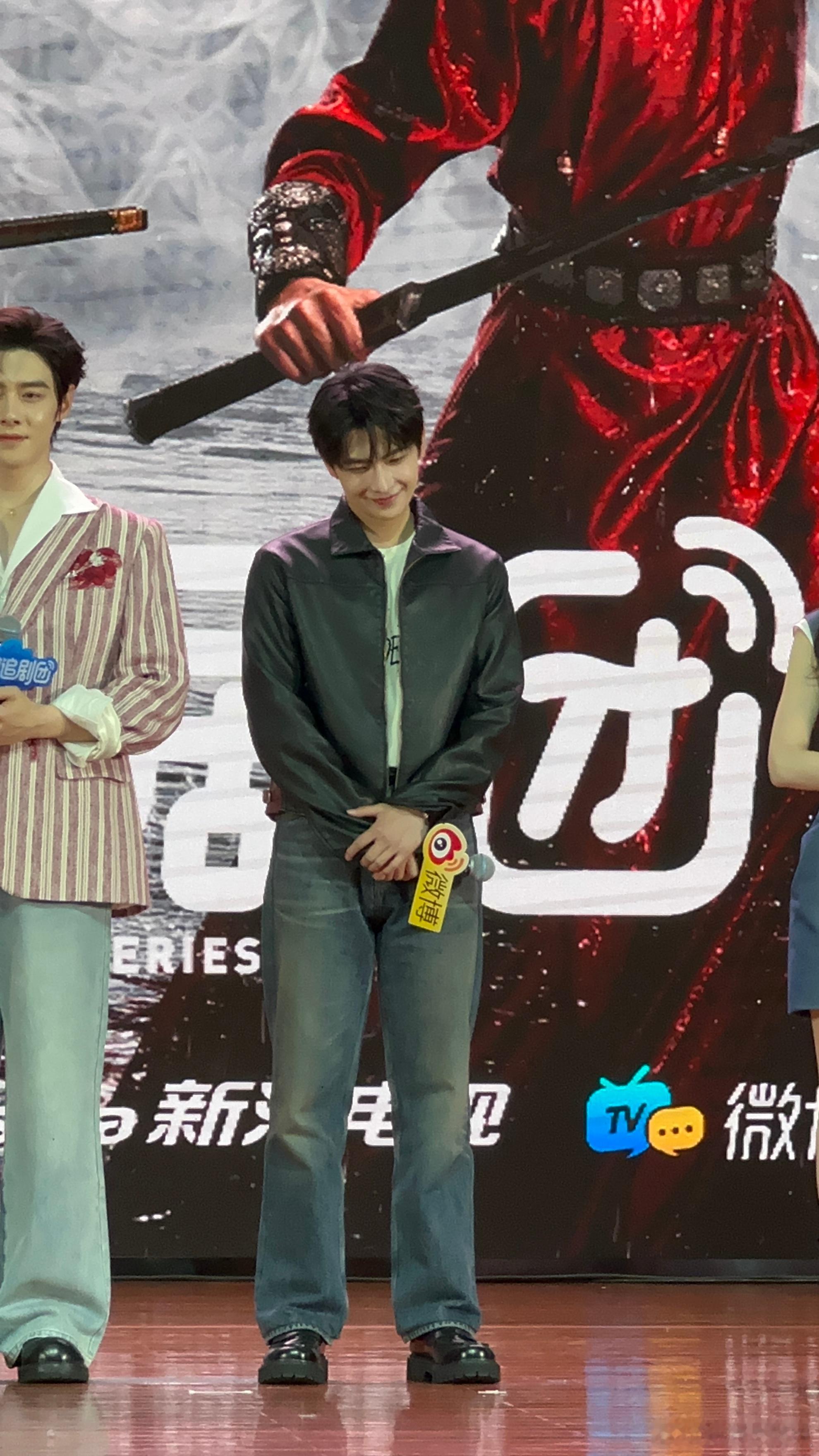 杨洋还原赔笑表情包杨洋还原展昭赔笑