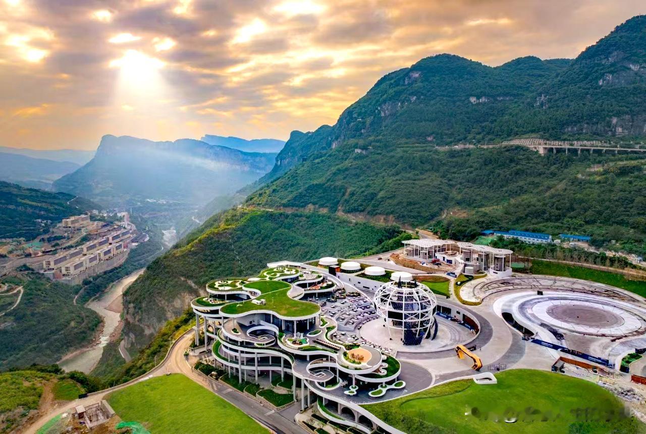 不少外地游客来泸州，都想奔着同一个目的地而去，那就是郎酒庄园。位于川黔两省交界处