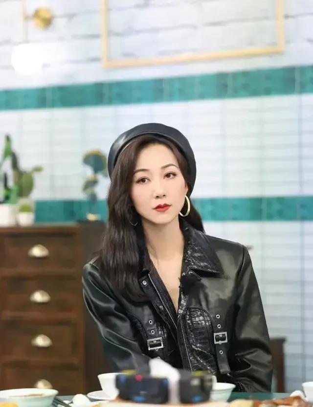 我滴天啊，第一眼竟然把她看成杨紫了！

按理说她们两个平时也不是很像啊！为什这次