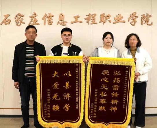 2024年，河北2名大学生坐网约车，然而刚走1公里，司机就把车停在路边，对他们说