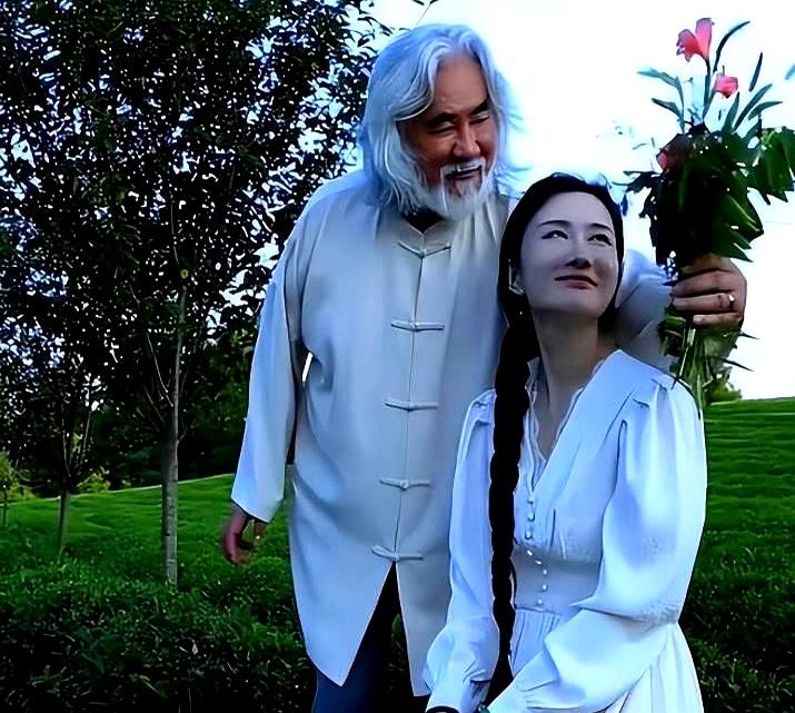 72岁张纪中抱着2岁女儿小龙珠逛公园，31岁妻子杜星霖穿同款碎花裙跟在后头，路人