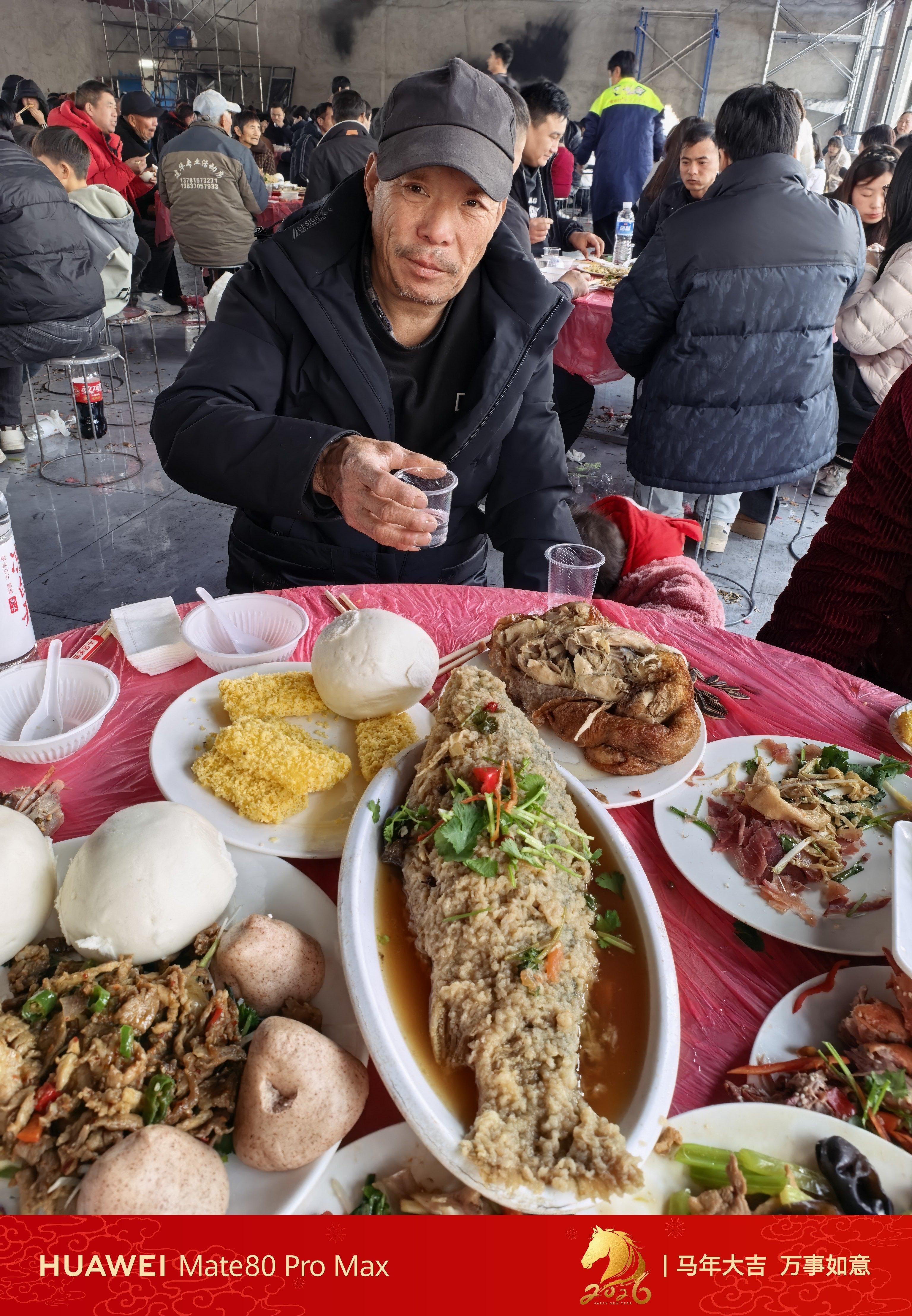 河南吃饭规矩，上鱼之后，鱼头要照着这一桌年龄最大的，然后他要喝一个鱼头酒，酒喝完