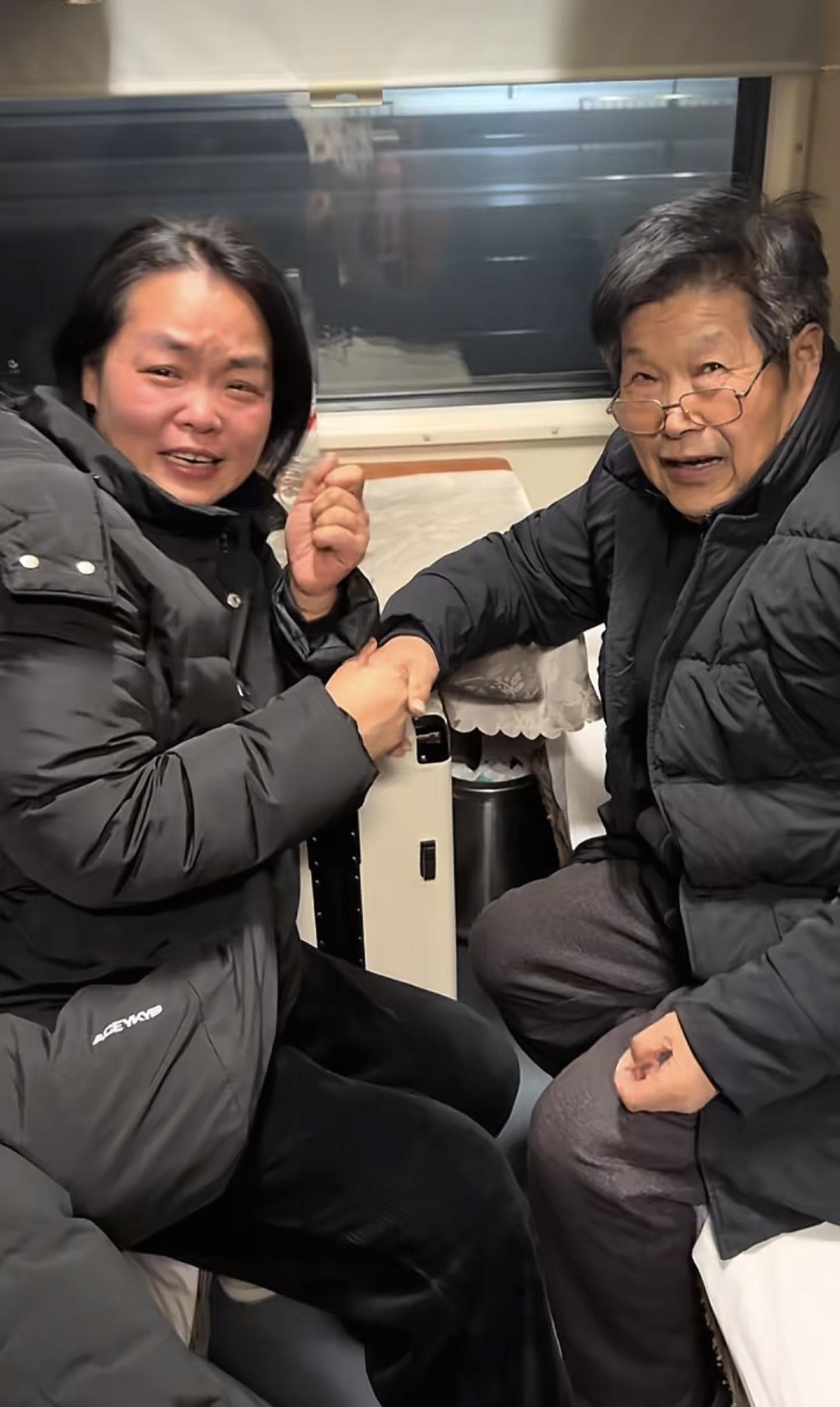 网友果然猜对了！71岁老人火车上一眼认出20年前教过的学生，原来这位学生当年是班