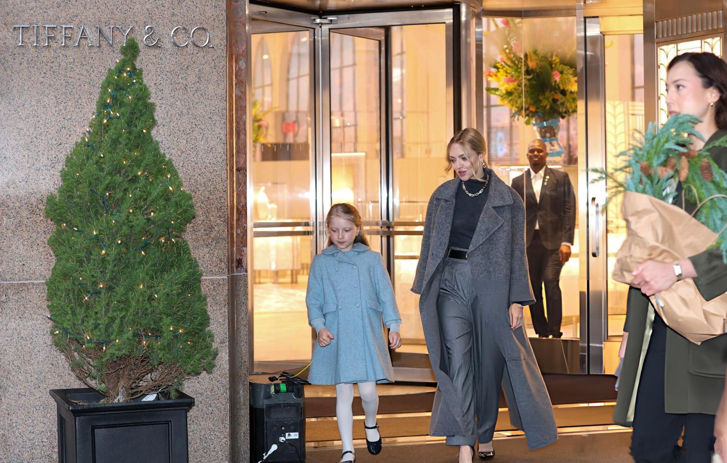 Amanda seyfried阿曼达塞弗莱德今天在纽约Tiffany & Co商