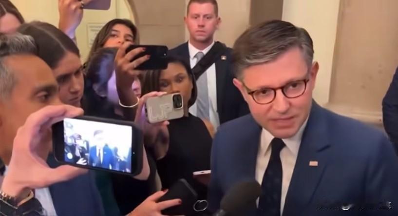 美国众议院议长迈克·约翰逊近日公开质疑加州选举诚信，称其“臭气熏天”。他虽未直接