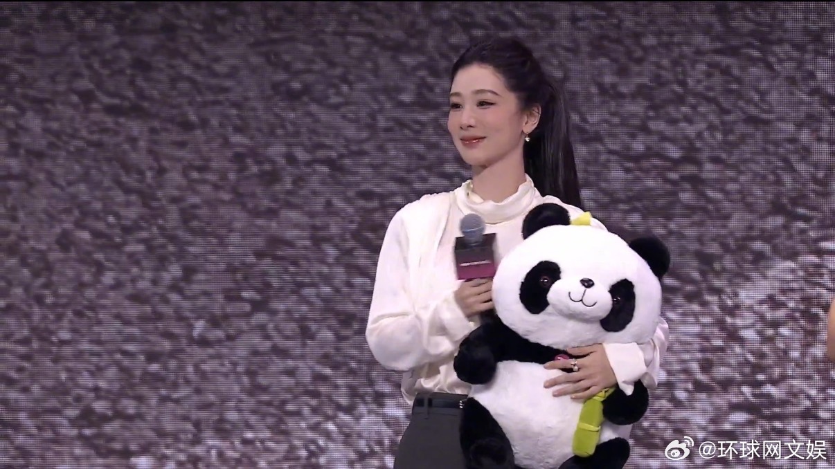 杨紫今日线下活动生图，姐感拉满#和风云A9合拍的你最好看#杨紫