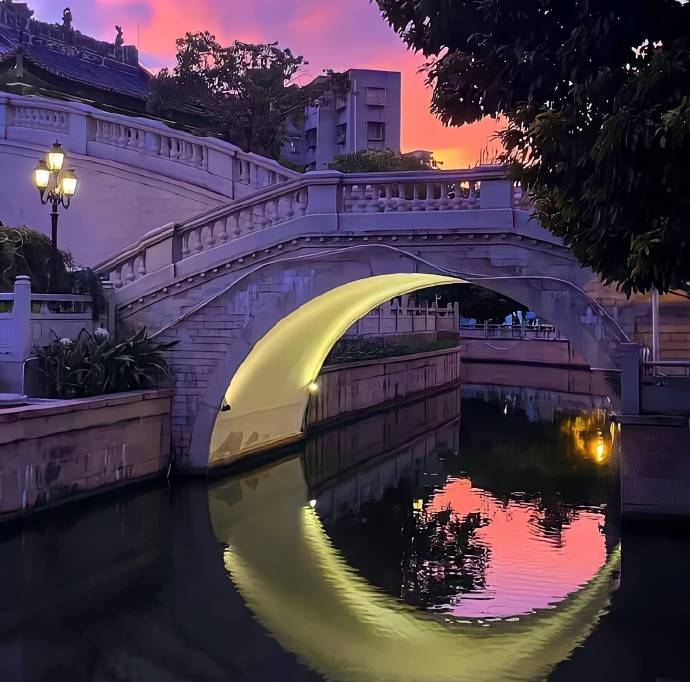 突然很喜欢惊鸿一瞥这个词，一见钟情太肤浅，日久生情太苍白，别人眉来眼去，我只偷看