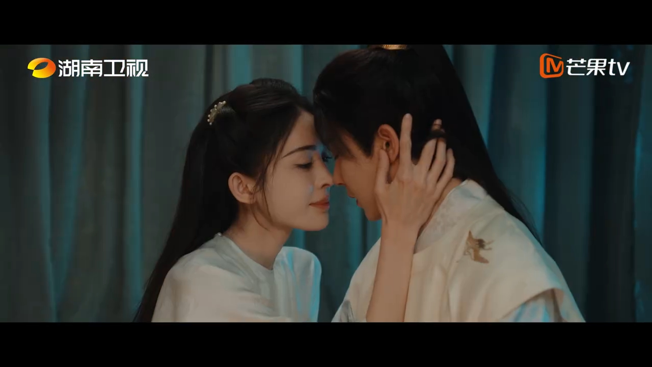 娜扎玉茗茶骨当家女主气场执掌茶坊时雷厉风行，处理危机时冷静果断，哪怕只是安静站在