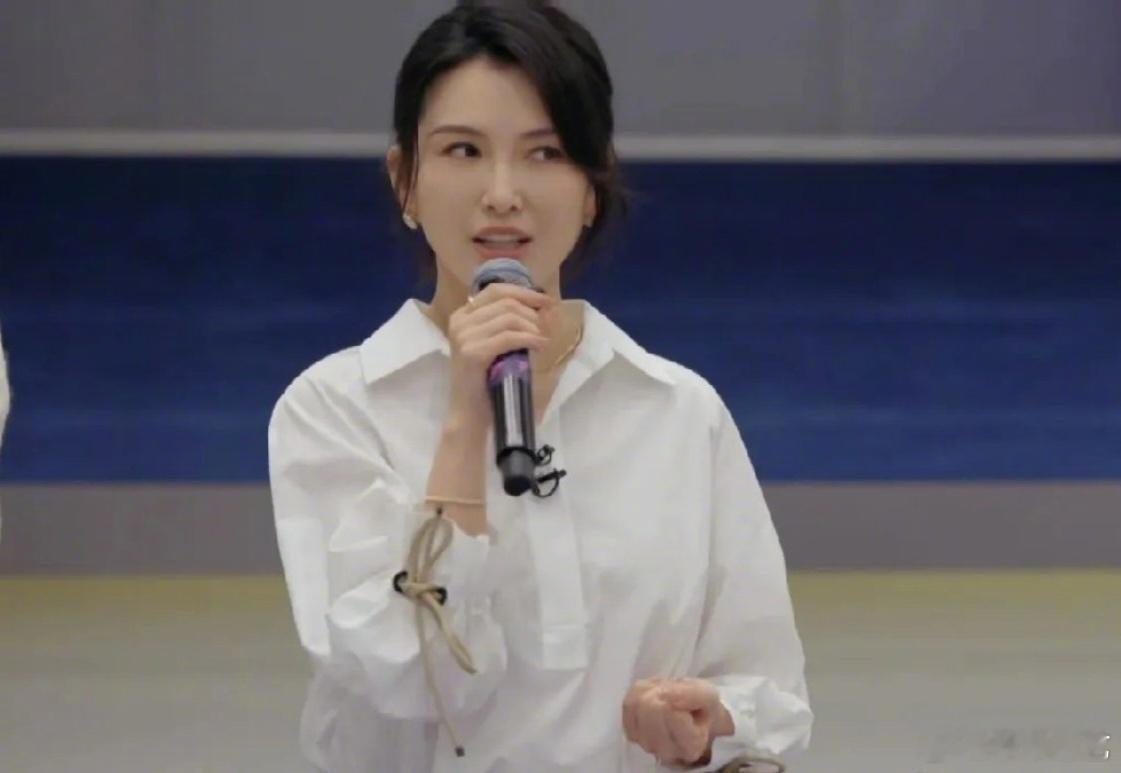 徐洁儿为什么会没人选 今晚实力全开，和声堪比混响，我一直沉醉在《雨爱》出不来，隐