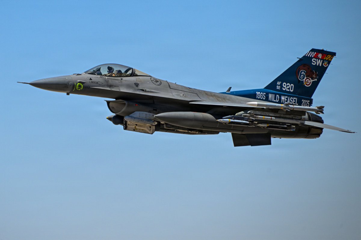 一架美国空军F-16CM战斗机从中东的一个基地起飞，机翼下方的BRU-61/A智
