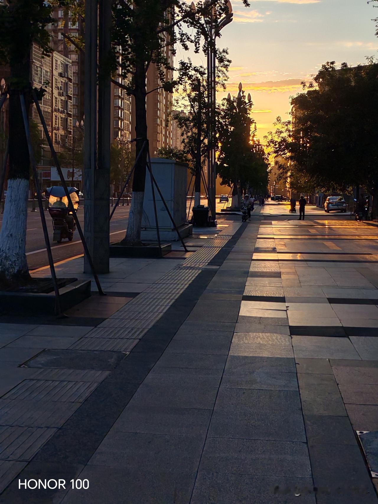 晒图笔记大赛 夕阳下的街道，好美啊！
