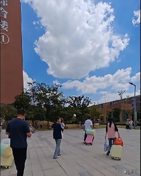 山东临沂一对双胞胎姐妹差6分考上同一所大学——临沂科技职业学院，姐妹俩又巧合的被