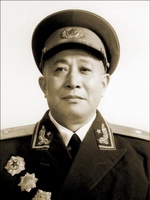 1954年，他改当省军区副司令，他坦然接受，毫无怨言，照常工作，不闹情绪，多年后