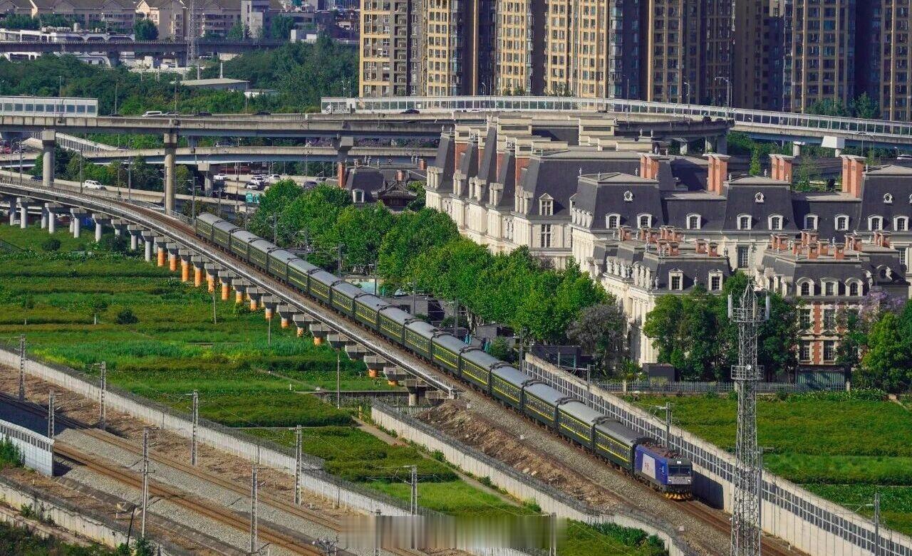 国铁头条【成都局端午节计划增开旅客列车192对】今年铁路端午假期运输期限为6月1