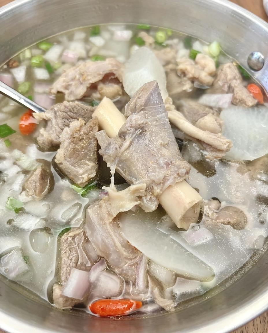 立冬将至，别不舍得吃的十样时令好物：
 
1. 羊肉
2. 白萝卜
3. 板栗