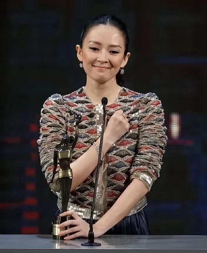 章子怡站在领奖台上，台下坐着张艺谋。全场都在等她感谢恩师，她却说：如果没有张艺谋