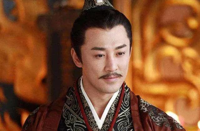 公元前91年血案过后两年，长安城东南，一辆马车停在荒地上。
下来个白发老头，七十