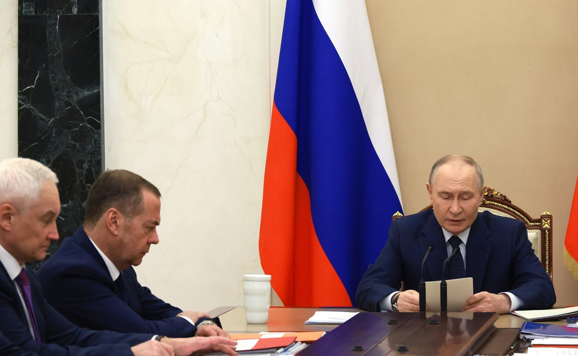 瓦洛佳小朋友  审议2027-2036年国家武器装备规划草案基本参数的会议弗拉基