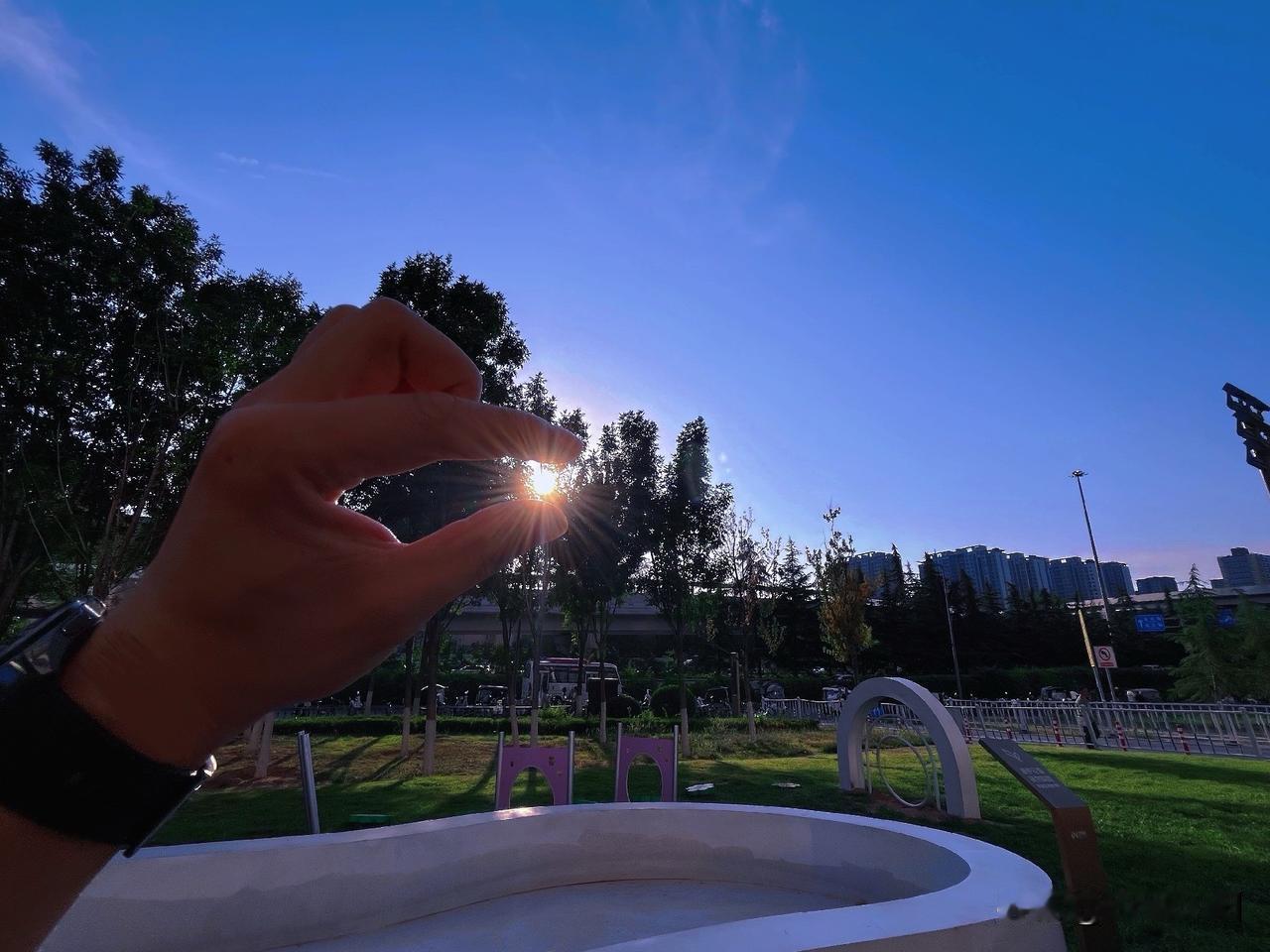 养成“运动锻炼”的好习惯，从前一天晚上的睡眠💤开始！

早睡早起
有一个高质量