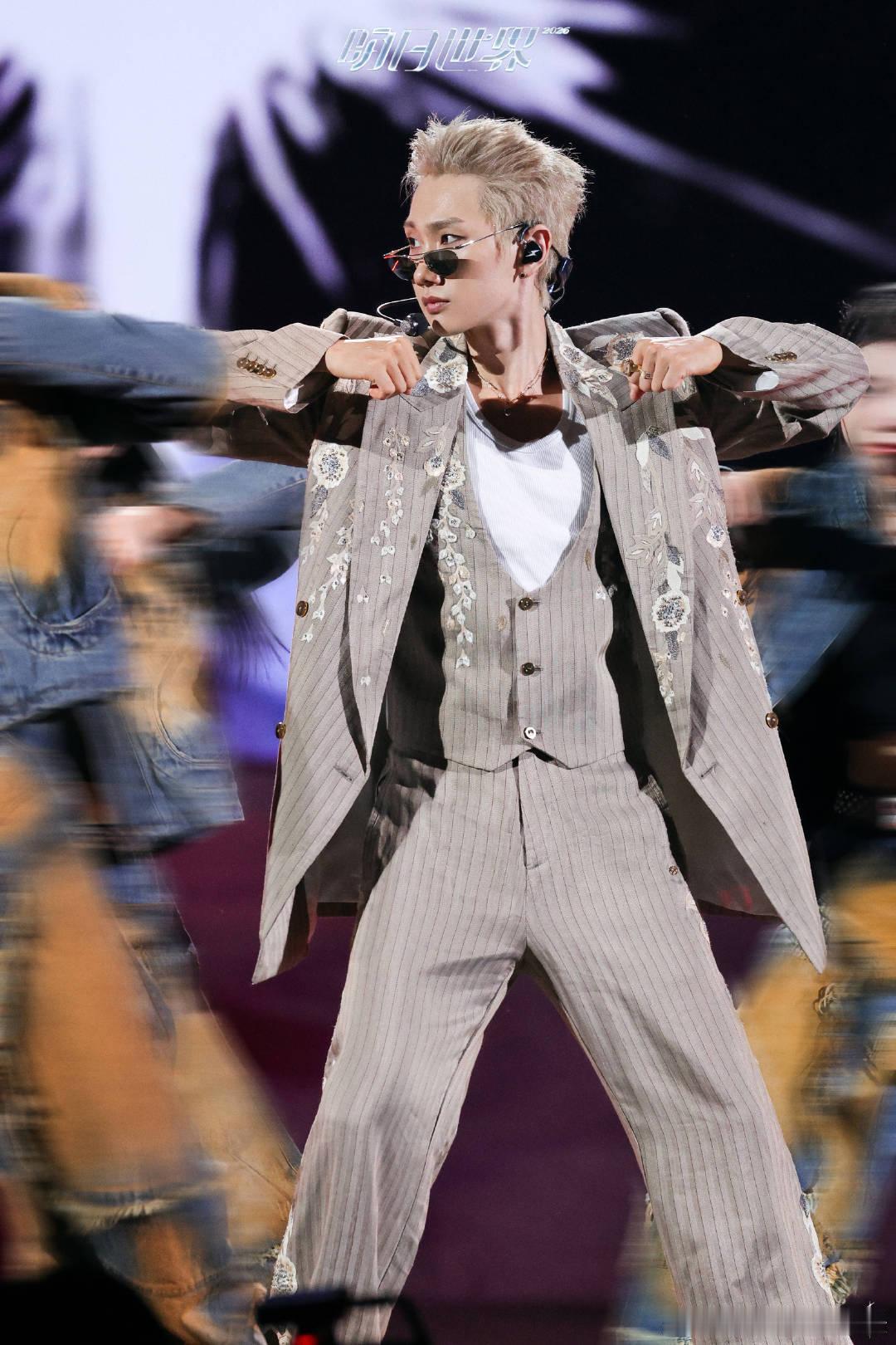 也没人说可以离汪苏泷这么近啊 啊啊啊也没有人跟我说可以离汪苏泷这么近的啊啊啊？机