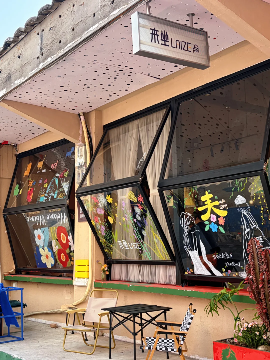 偶遇巷子里咖啡店，一块小蛋糕，一杯特调。