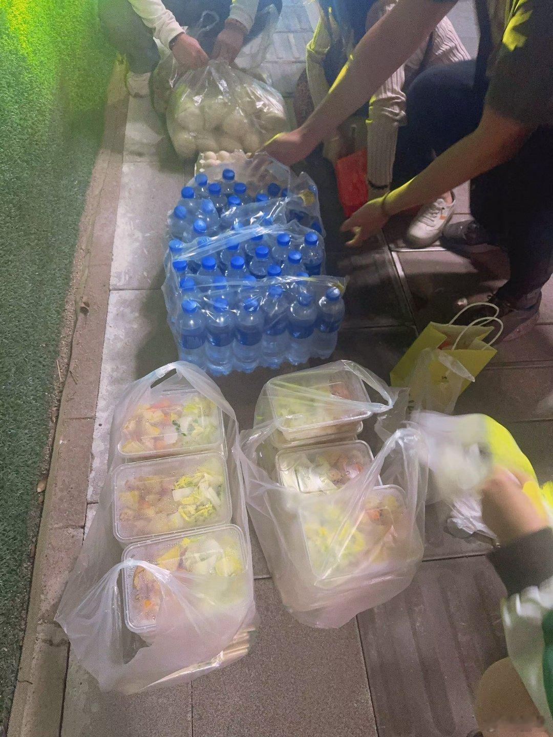 温暖周三，派发物资。人间百态，各有艰辛。微小力量，照亮一角。珍惜日常，感恩所有。