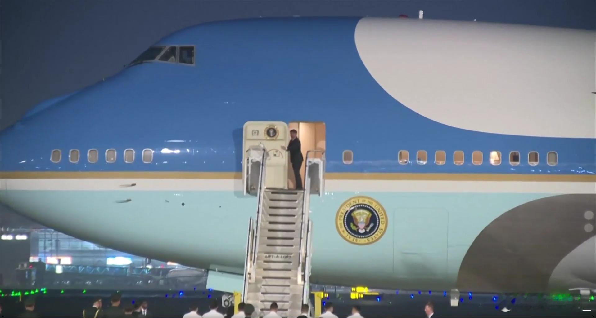 舱门打开了 