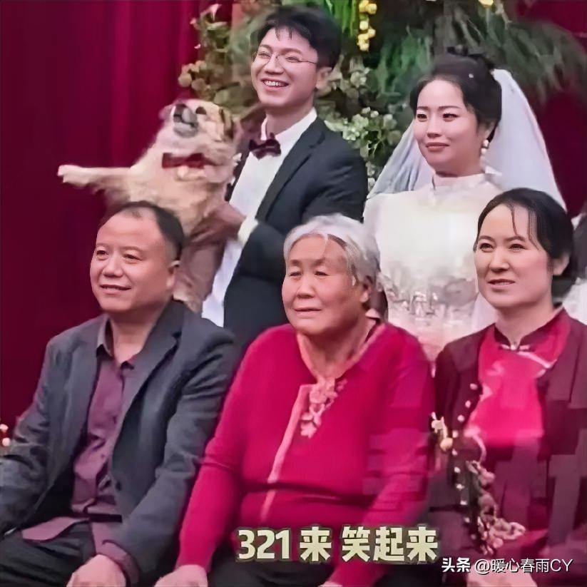 10月12日，山西运城一对新人举办婚礼，拍摄全家福时，出现了温馨一幕。

当时，