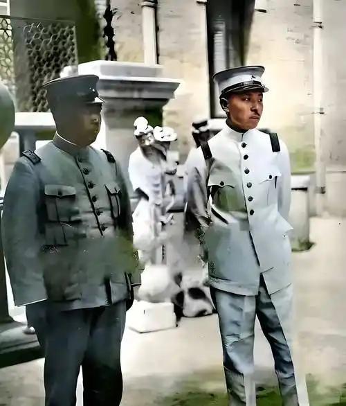 1928年，杨宇霆枪决前与张学良的合影，看站姿，两人早已各怀心思。1928年，在