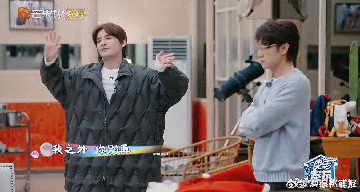 陈楚生画画合唱心都被净化了快乐老友记 谁还没听过陈楚生和画画合唱的《耍赖》？吉他