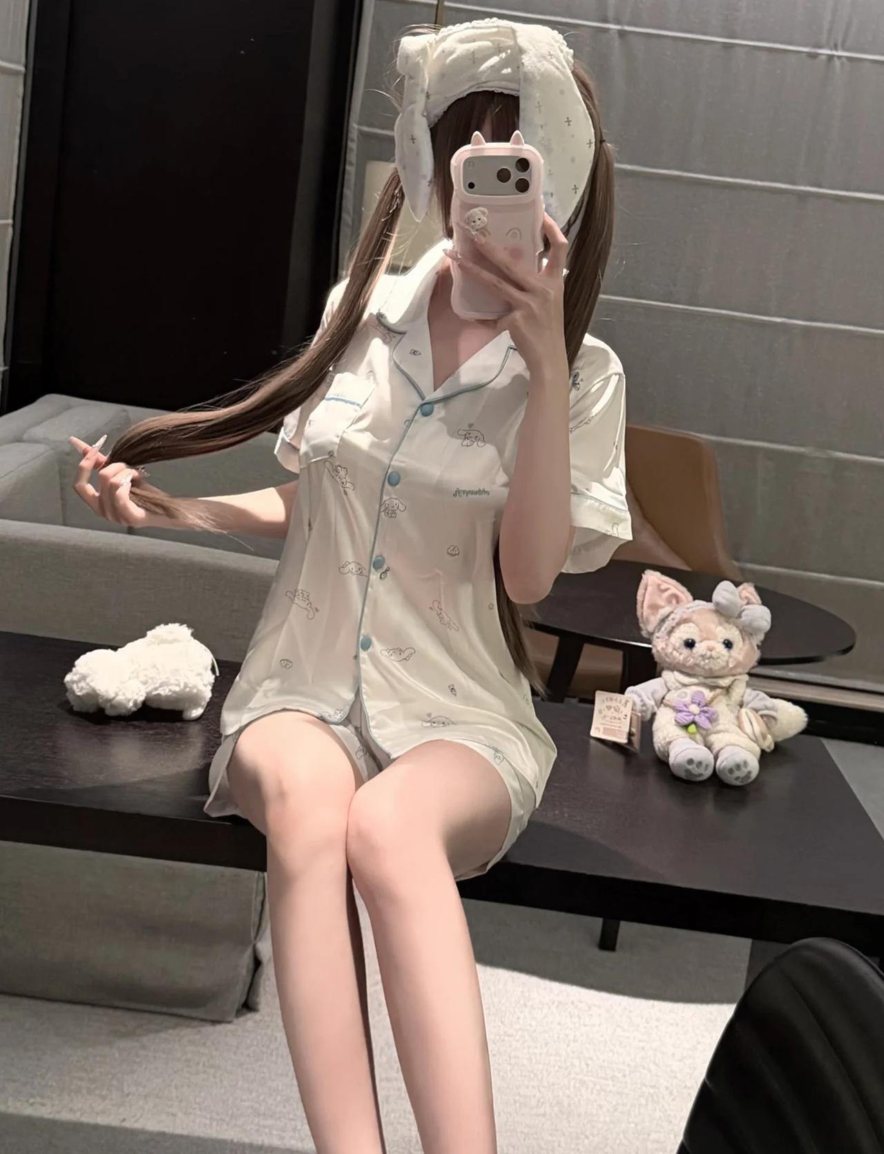 宅家穿搭，慵懒又高级~
居家穿搭 宅家日常 日常穿搭 在家也要穿的美美哒 宅家穿