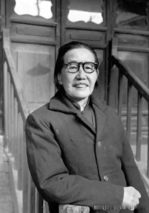 1937年，一位女红军在牧民家中诞下一子。当马家军搜捕时，她正给孩子喂奶，危急关